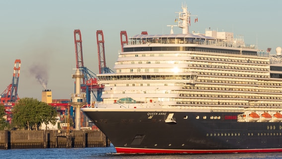 Das Kreuzfahrtschiff "Queen Anne" Hamburger Hafengeburtstag. © dpa-Bildfunk Foto: Bodo Marks