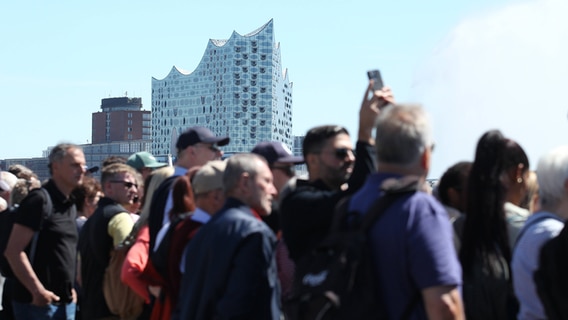 836. Hamburger Hafengeburtstag. Dichtes Gedränge an den Landungsbrücken während der Einlaufparade © Imago Foto: Hanno Bode