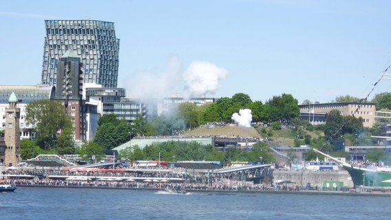 Einlaufparade Hamburger Hafengeburtstag 2025 an der Elbe. Im Hintergrund die Tanzenden Türme. © IMAGO / BREUEL-BILD Foto: Breuel-Bild