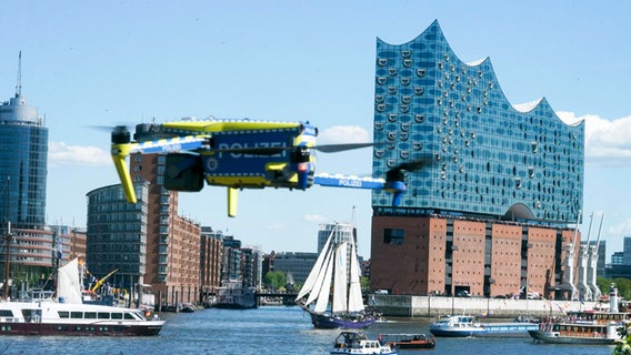 Polizei Drohne fliegt zur Kontrolle ueber dem Hamburger Hafen © IMAGO / BREUEL-BILD Foto: BREUEL-Bild