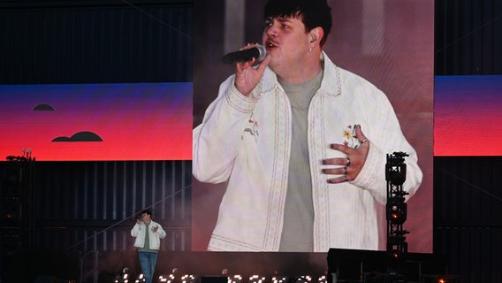 Isaak bei "Elbe in Concert" beim Hamburger Hafengeburtstag. © picture alliance/dpa Foto:  David Hammersen