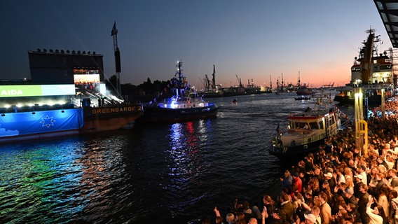 Viele Menschen drängen sich an den Landungsbrücken vor der schwimmenden Bühne. © picture alliance/dpa Foto: David Hammersen