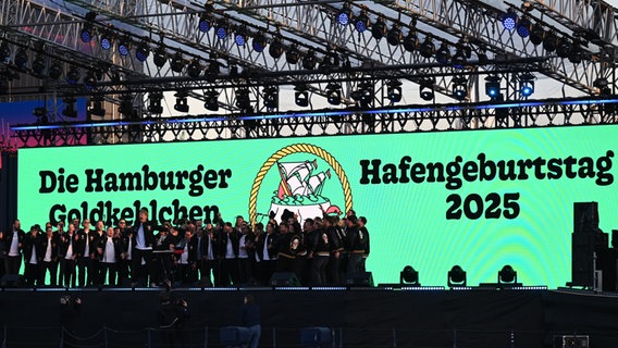 Der Männerchor Die Hamburger Goldkehlchen beim Hamburger Hafengeburtstag. © picture alliance/dpa Foto: David Hammersen