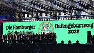 Der Männerchor Die Hamburger Goldkehlchen beim Hamburger Hafengeburtstag. © picture alliance/dpa Foto: David Hammersen