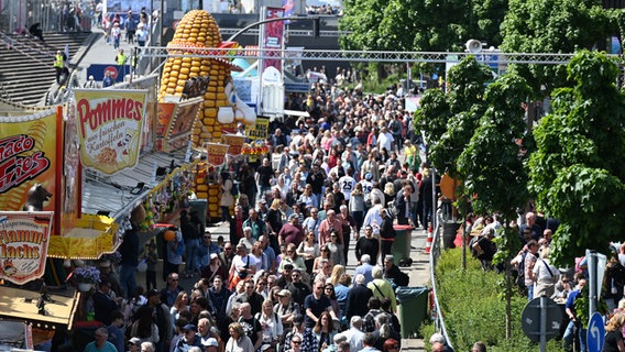 Menschenmassen an Landungsbrücken am zweiten Tag des Hamburger Hafengeburtstages. © picture alliance/dpa Foto: David Hammersen