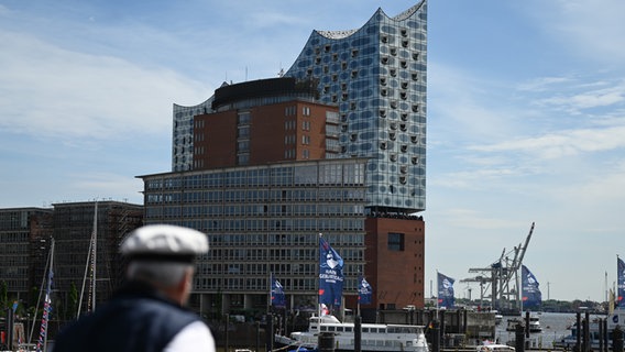 Zahlreiche Boote liegen an den Landungsbrücken unweit der Elbphilharmonie. © dpa-Bildfunk Foto: David Hammersen