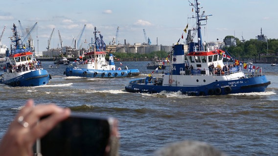 Ein amphibischer Marinehubschrauber "Sea Lion" bei der Joint Rescue Operation im Hafen. © Imago Foto: IMAGO / Martin Wagner