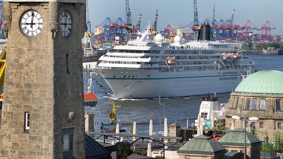 Das Kreuzfahrtschiff "Amadea", das jetzige Fernseh-Traumschiff beim Hafengeburtstag. © Imago Foto: Martin Wagner