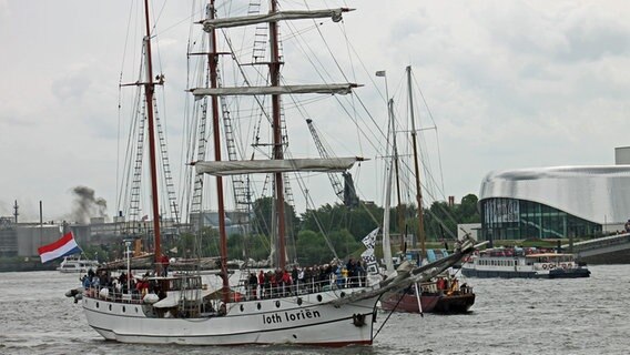 Die "Loth Lorien" fährt bei der Parade der Traditionsschiffe zum 825. Hafengeburtstag mit. © NDR Foto: Daniel Sprenger