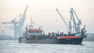 Der Schleppsaugbagger "IJsseldelta" arbeitet im Hafen in Hamburg auf der Elbe. © picture alliance / Daniel Reinhardt Foto: Daniel Reinhardt