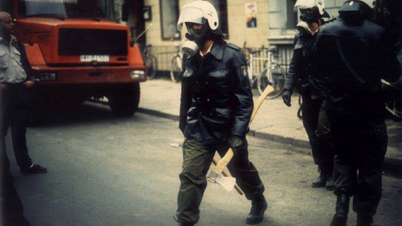 Ein Polizist bei einem Protest in der Hamburger Hafenstraße © Günter Zint Foto: Günter Zint