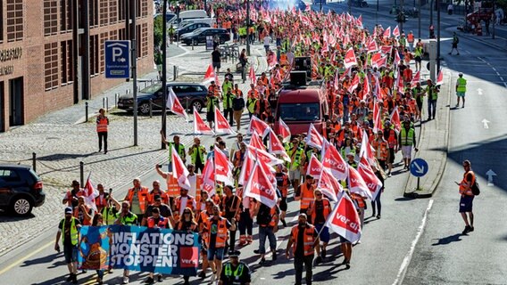 Hafenarbeiter ziehen unter dem Motto "Das Inflationsmonster stoppen" durch die Hamburger Hafencity. © picture alliance/dpa Foto: Axel Heimken