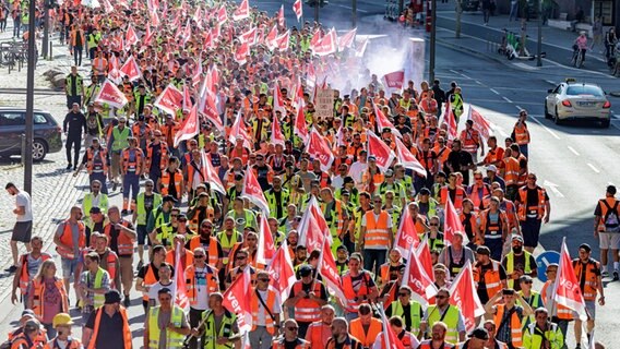 Hafenarbeiter ziehen unter dem Motto "Das Inflationsmonster stoppen" durch die Hamburger Hafencity. © picture alliance/dpa Foto: Axel Heimken