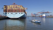 Ein großes Containerschiff im Hamburger Hafen. © picture alliance / imageBROKER 