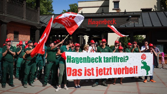 Das streikende Personal steht vor dem Eingang des Tierparks Hagenbeck und hält ein Banner hoch. © picture alliance/dpa | Christian Charisius Foto: Christian Charisius