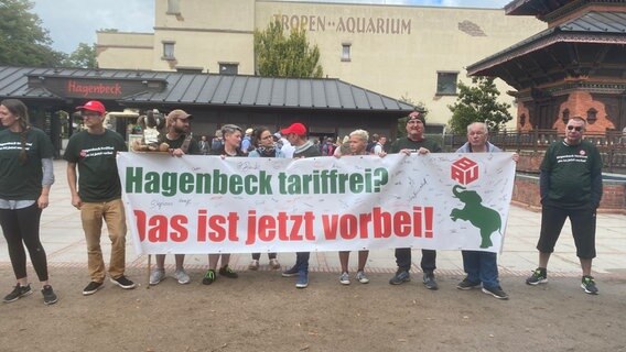 Streikende stehen mit Plakat vor dem Eingang des Hagenbeck Tierpark in Hamburg. © NDR Foto: Anna Rüter