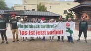 Streikende stehen mit Plakat vor dem Eingang des Hagenbeck Tierpark in Hamburg. © NDR Foto: Anna Rüter