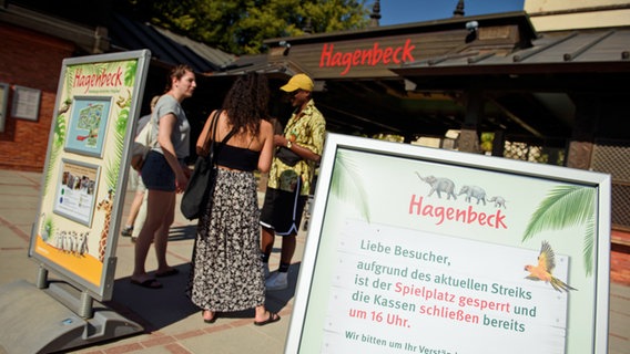 Ein Aufsteller vor dem Haupteingang des Tierpark Hagenbeck weist die Besucherinnen auf die durch den Streik eingeschränkten Möglichkeiten des Tierparks hin. © picture alliance/dpa Foto: Gregor Fischer