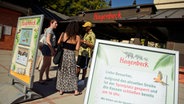 Ein Aufsteller vor dem Haupteingang des Tierpark Hagenbeck weist die Besucherinnen auf die durch den Streik eingeschränkten Möglichkeiten des Tierparks hin. © picture alliance/dpa Foto: Gregor Fischer