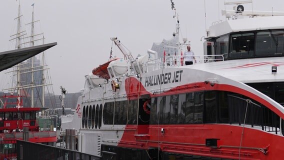 Der HSC "Halunder Jet" der Reederei FRS Helgoline GmbH liegt vor der Saisoneröffnungsfahrt an den Landungsbrücken im Hafen. © picture alliance Foto: Marcus Brandt