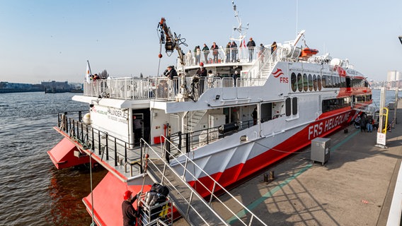 Der Helgoland-Katamaran "Halunder Jet" liegt vor der ersten Fahrt in der neue Saison an den Landungsbrücken in Hamburg. Der Helgoland-Katamaran "Halunder Jet" liegt vor der ersten Fahrt in der neue Saison an den Landungsbrücken in Hamburg. © picture alliance/dpa Foto: Markus Scholz
