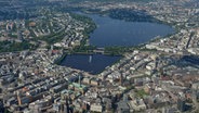 Blick aus der Luft auf die Hamburger Innenstadt und die Binnen- und Außenalster. © dpa Foto: Marcus Brandt