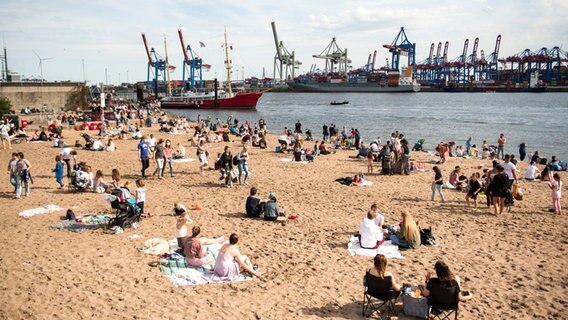 Numerous people in the sunshine on Hamburg's Elbe beach in Övelgönne.  © picture alliance / dpa Photo: Daniel Bockwoldt