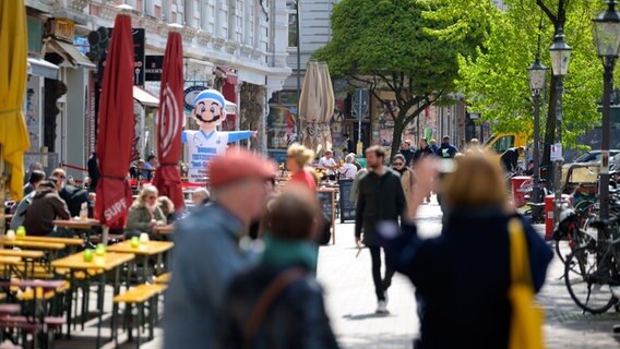 Passanten im Hamburger Schanzenviertel. © picture alliance / dpa Foto: Jonas Walzberg