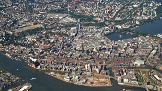 Blick auf die Hamburger Innenstadt. © picture alliance/vizualeasy Foto: Astrid Götze-Happe