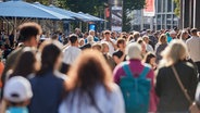 Zahlreiche Menschen gehen am verkaufsoffenen Sonntag auf der Spitalerstraße in Hamburg. © picture alliance / dpa Foto: Georg Wendt