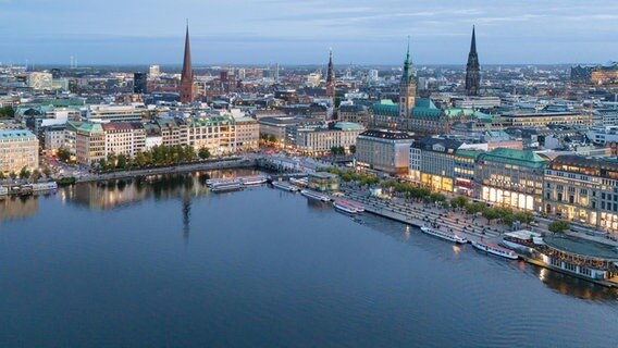 Luftaufnahme von Hamburg - mit der Binnenalster im Vordergrund. © picture alliance / imageBROKER 