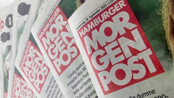 Ausgaben der "Hamburger Morgenpost" ("Mopo") liegen auf einem Tisch. © Christiane Bosch/dpa 