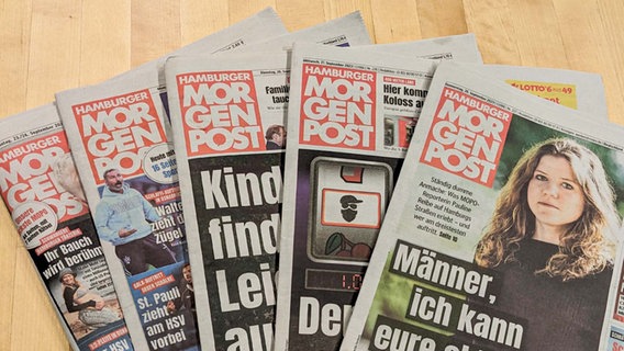 Mehrere Ausgaben der Zeitung "Hamburger Morgenpost" liegen übereinander. © NDR 