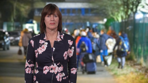 Susanne Röhse steht vor einer Fotografie von einer Warteschlange aus der Ukraine geflüchteter Menschen.  Foto: NDR/Screenshot
