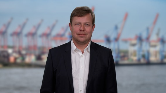 Dietrich Lehmann spricht in seinem Hamburg Kommentar über den Hamburger Hafen. © NDR/Screenshot 