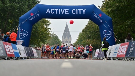 Start des Halbmarathons 2021 in Hamburg. © picture alliance Foto: Beautiful Sports/Jörg Grontzki