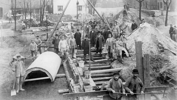 Männer auf einer Siel-Baustelle in Hamburg um 1900. © Staatsarchiv Hamburg 