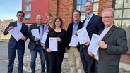 Politikerinnen und Politiker präsentieren den Koalitionsvertrag im Bezirk Hamburg-Nord. © NDR Foto: Jörn Straehler-Pohl