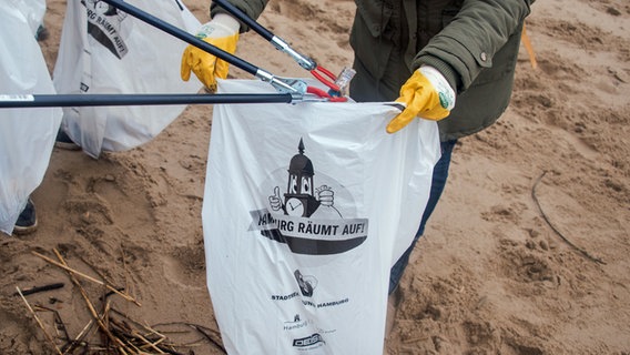 Teilnehmer der Aktion "Hamburg räumt auf!" sammeln Müll am Elbstrand in Övelgönne © picture alliance / dpa Foto: Daniel Bockwoldt