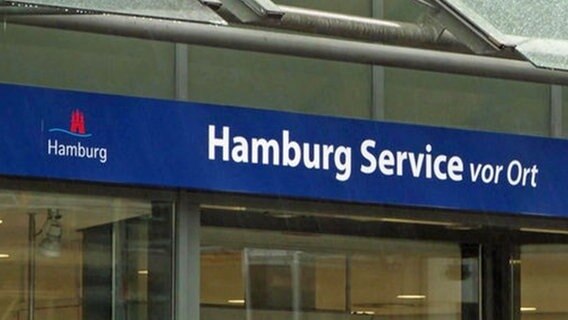 Schriftzug "Hamburg Service" auf einem schild über einem Eingang. © NDR 