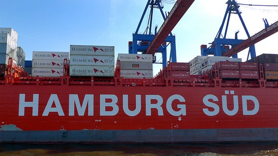 Container der Reederei Hamburg Süd werden auf dem Terminal Altenwerder im Hamburger Hafen umgeschlagen. © dpa Foto: Kay Nietfeld