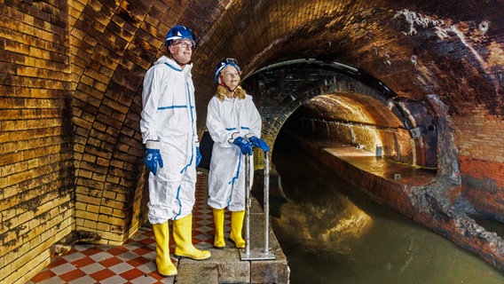 Ingo Hannemann und Gesine Strohmeyer, Geschäftsführung von Hamburg Wasser, stehen in einem Abwassersiel unter dem Pumpwerk Hafenstraße. © dpa Foto: Markus Scholz