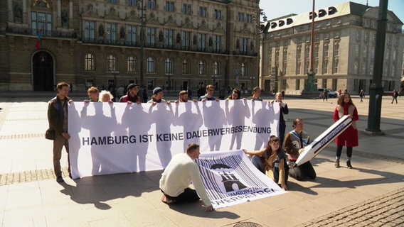 Die Volksinitiative "Hamburg Werbefrei" präsentiert ihre Forderung auf dem Rathausmarkt. © NDR Foto: Screenshot