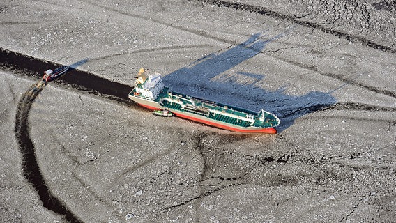 Ein Frachter fährt durch das Eis der Elbe in den Hafen von Hamburg ein. © dpa Foto: Marcus Brandt