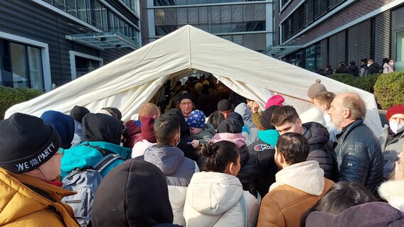 Mehrere geflüchtete Personen aus der Ukraine stehen in der Hammer Straße in Hamburg. © NDR Foto: Karsten Sekund