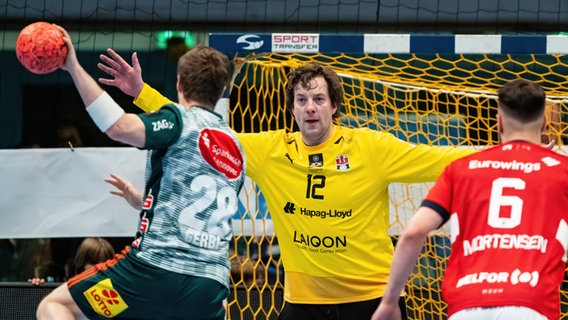 Der Torwart des HSV Hamburg, Jens Vortmann, fixiert im Spiel der Handball-Bundesliga gegen den TSV Hannover-Burgdorf den Ball. © picture alliance / Eibner-Pressefoto Foto: Marcel von Fehrn