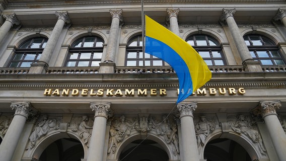 An der Hamburger Handelskammer hängt die Flagge der Ukraine. © dpa Foto: Marcus Brandt