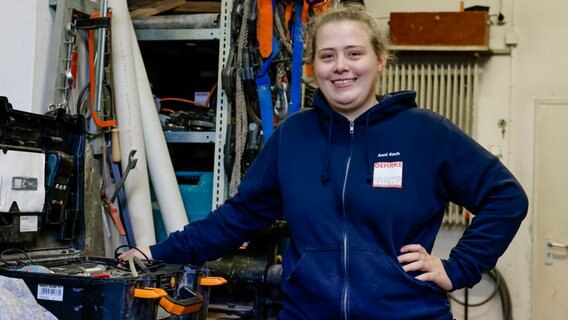 Melina Koch steht an einer Werkband. Die Anlagenmechanikerin für Sanitär-, Heizung- und Klimatechnik arbeitet bei der Firma Gehrke in Hamburg-Altona. © picture alliance / dpa Foto: Frank Molter