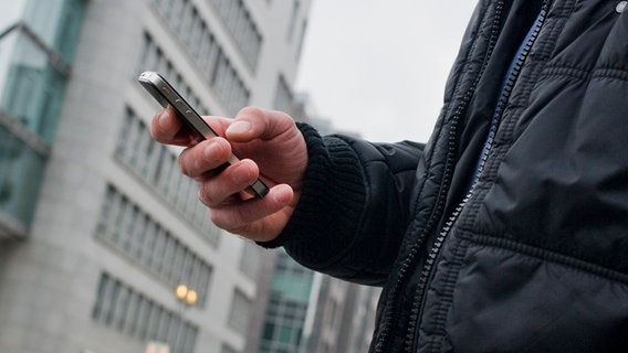 Ein Mann hält ein Handy in der Hand. © picture alliance / dpa Themendienst | Franziska Gabbert Foto: Franziska Gabbert