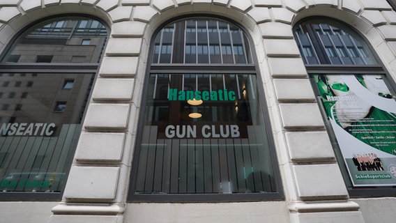 Blick auf den Schießclub "Hanseatic Gun Club" in der Hamburger Innenstadt. © picture alliance/dpa | Marcus Brandt Foto: Marcus Brandt